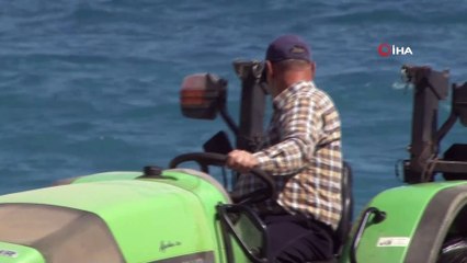 Dünyaca ünlü sahil traktörlerle tarla gibi sürülüp sezona hazırlanıyor