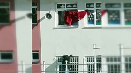 Katlanan bayrağı gören gençler canlarını tehlikeye attı