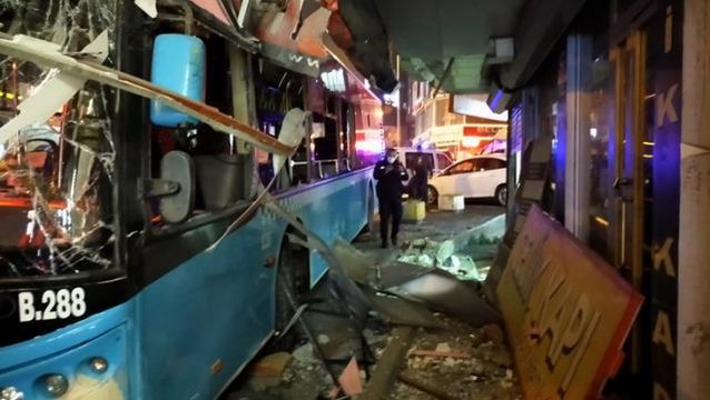 Freni boşalan İETT otobüsü az kalsın faciaya nede oluyordu! Kaza anı kamerada