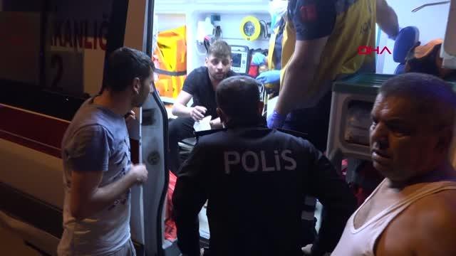 Gözü dönmüş adam, kız arkadaşına saldırdığı için kendisini durdurmaya çalışan komşusunun yüzünü çatalla parçaladı