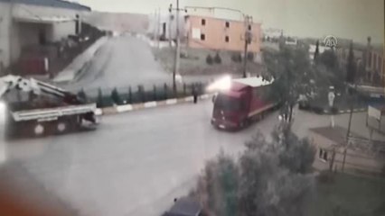 Tırdan ayrılan dorsenin çarptığı otomobilin sürücüsü yaralandı