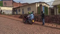 Ruandalıların hızlı ve hesaplı ulaşım aracı: Motosiklet taksiler