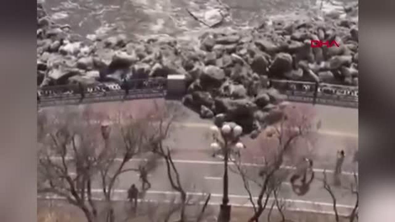 Rusya'da nehirdeki buz kütlesi, nehir kenarında buz tsunamisine yol açtı