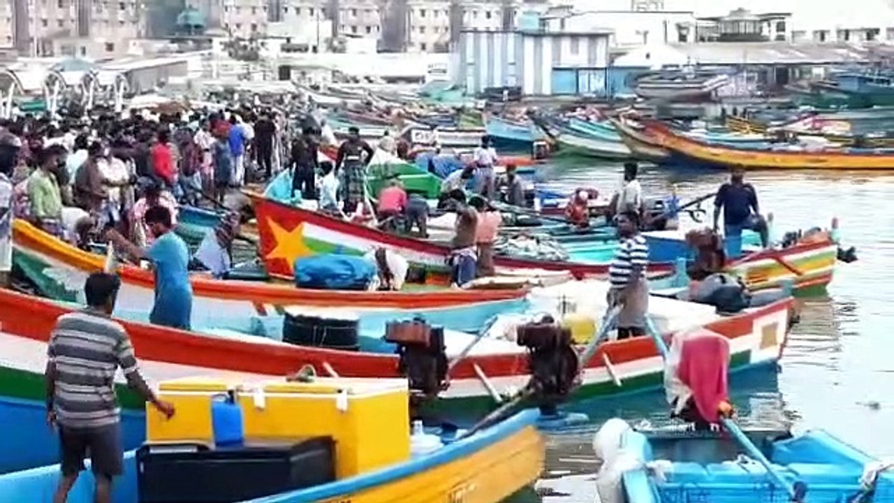கொரோனா விதிகளை மறந்து.. மீன் மார்க்கெட்டில் குவிந்த மக்கள்! - வீடியோ
