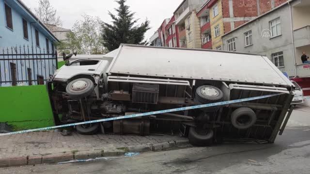 Esenyurt'ta kreşin duvarına çarparak devrilen kamyonetteki 2 kişi yaralandı