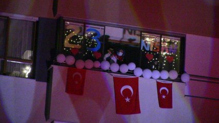 Balkonlarından 23 Nisan’ı kutlamak isteyen vatandaşlara polis engeli