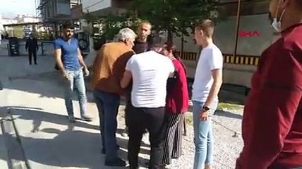Eşine bıçak çeken kocayı, esnaf durdurdu