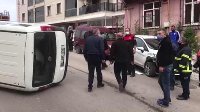 ZONGULDAK - Park halindeki otomobile çarparak devrilen hafif ticari aracın sürücüsü yaralandı