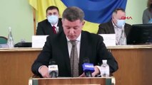 Ukrayna il meclisinde pankart krizi; boynuna 'İşgalcinin yardakçısı' yazılı pankart asmak istedi