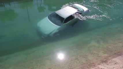 Sulama kanalına düşen otomobilin sürücüsü yaralandı