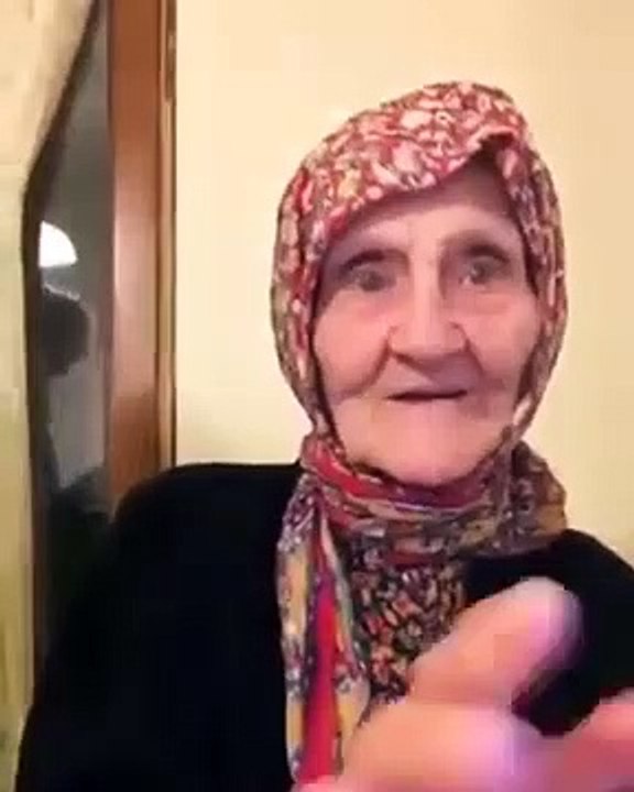 Ön kamerada kendini ilk defa gören teyze bakın nasıl tepki verdi...