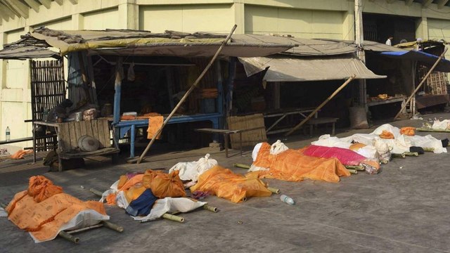 Delhi: Shortage of wood, gate of crematorium closed