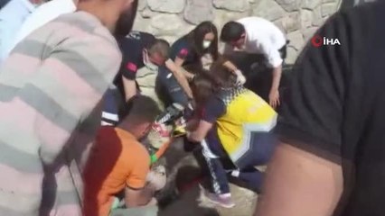 Kaza sonrası otomobille duvarın arasına sıkıştı