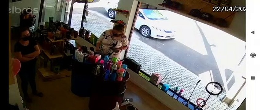 Mulher que furtou roupas em Umuarama aplicou golpes também na região