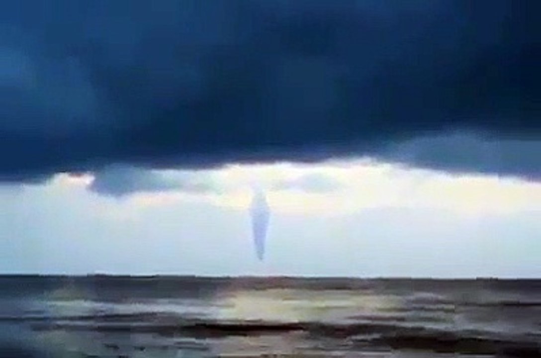 Mirage ou Tornade... un nuage mysterieux apparait dans le ciel