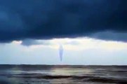 Un nuage mysterieux dans le ciel... mirage, tornade, bateau fantome 
