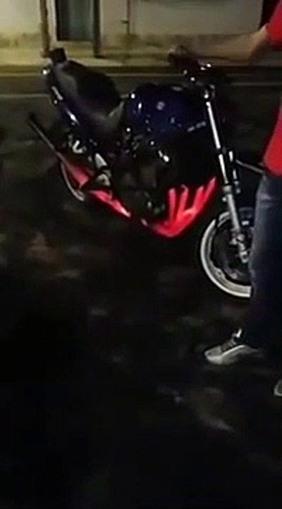 Un motard fait un burn avec sa moto et fini par la faire cramer