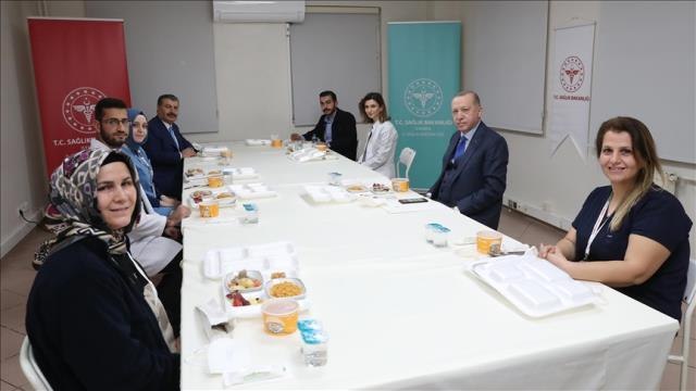 Cumhurbaşkanı Recep Tayyip Erdoğan, sağlık çalışanlarıyla iftar programında buluştu