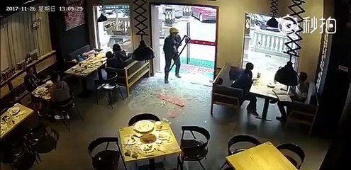 Cam kapıyı tuzla buz etti