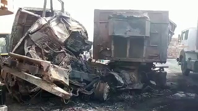 ट्रेलर-टैंकर की आमने-सामने भिड़ंत आग लगने से दो जिंदा जले