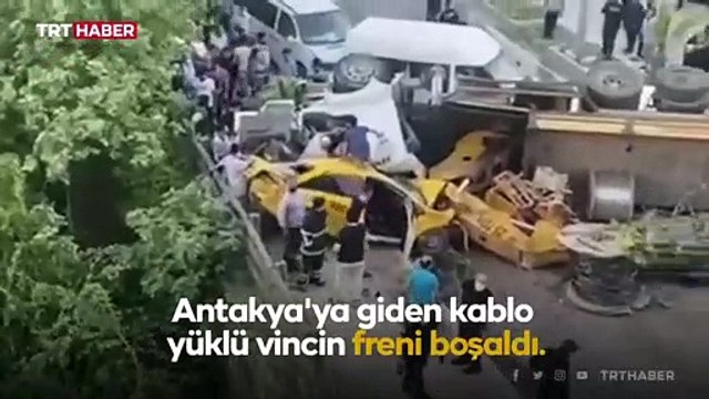 Freni boşalan vinç 11 araca çarparak durabildi