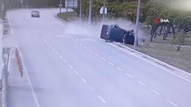 Dehşete düşüren kaza kamerada: Paramparça olan otomobilden çıkıp arkadaşını böyle kontrol etti