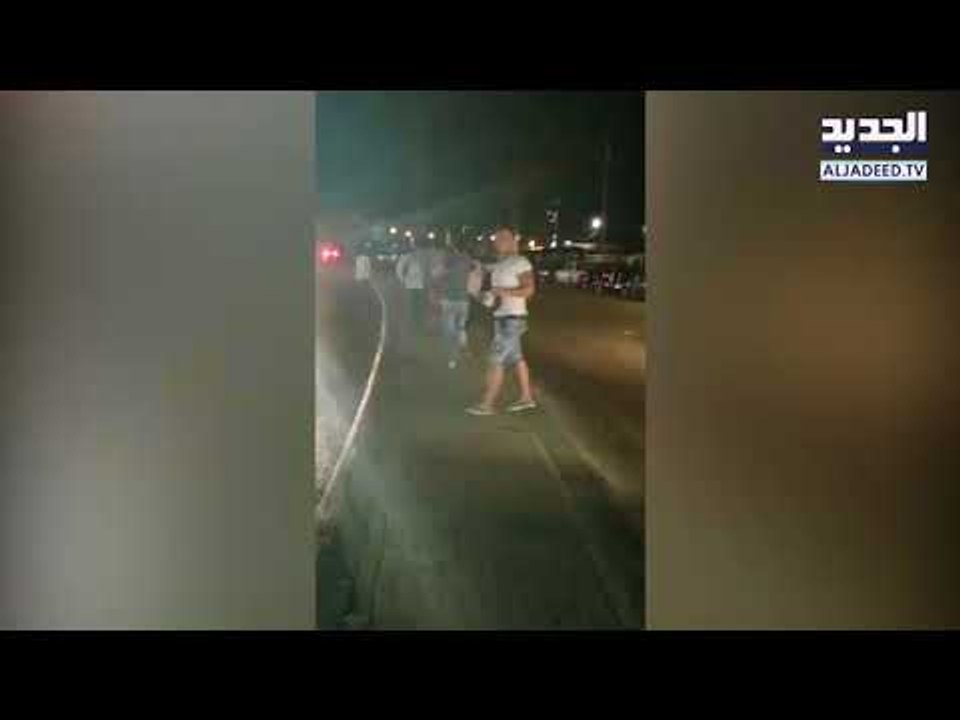 بالفيديو: ثور هائج يقتحم المقاهي في صيدا