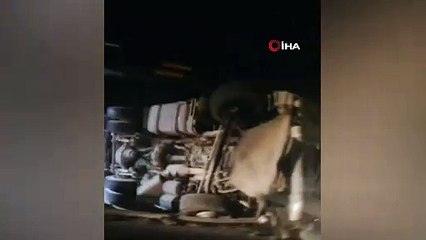 Bursa-Ankara karayolunda hurda yüklü tır devrildi: 1 yaralı