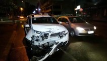 Forte colisão de trânsito envolvendo dois carros deixa homem ferido na Rua Marechal C. Rondon, no Centro