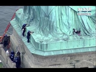 امراة تحتل تمثال الحرية