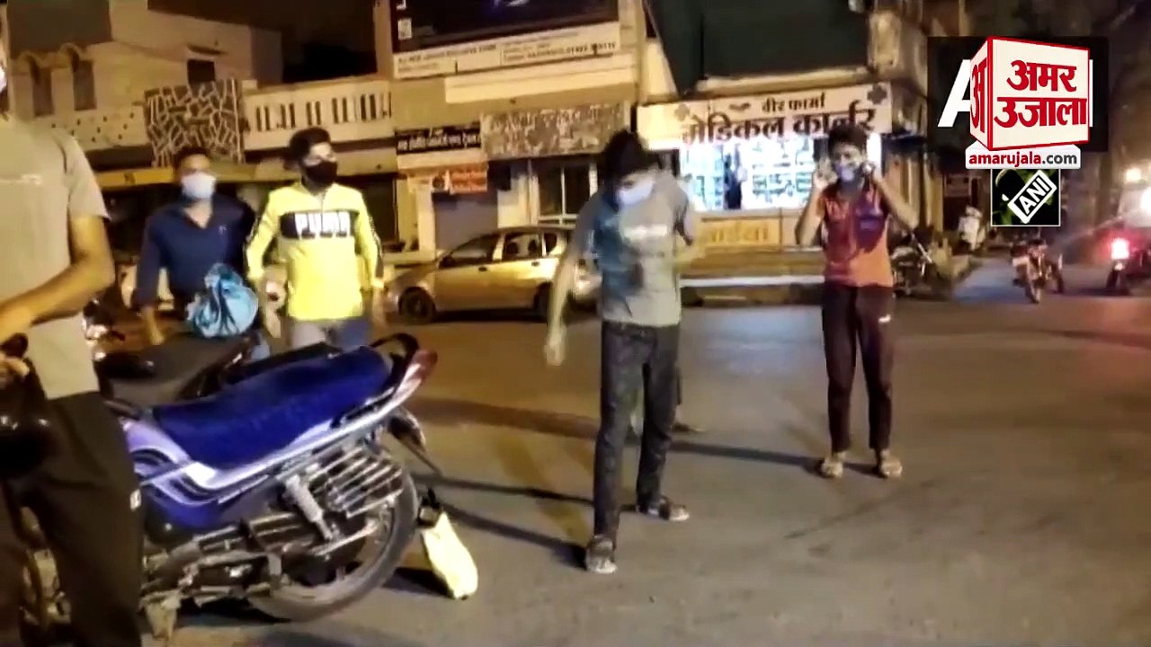 पुलिस ने युवकों से करवाई उठक बैठक | Madhya Pradesh Police Made Violators Do Squats Mandsaur Lockdown