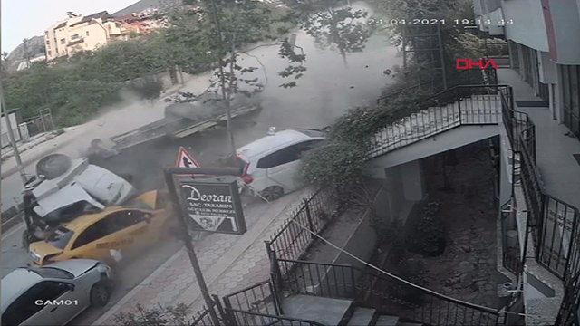 Freni boşalan vinç ortalığı savaş alanına çevirdi