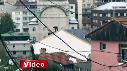 Çatıdaki işçi görenleri korkuttu