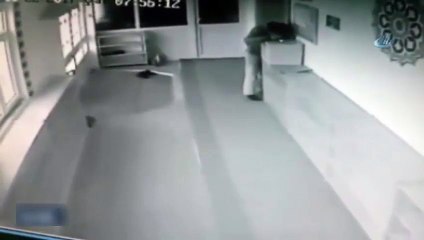 Camiye giren hırsız güvenlik kamerasında