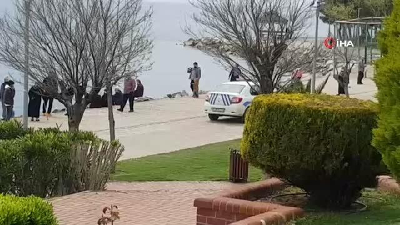 Kısıtlamada sahil kenarına geldiler, polis anonsunu bile dikkate almadılar