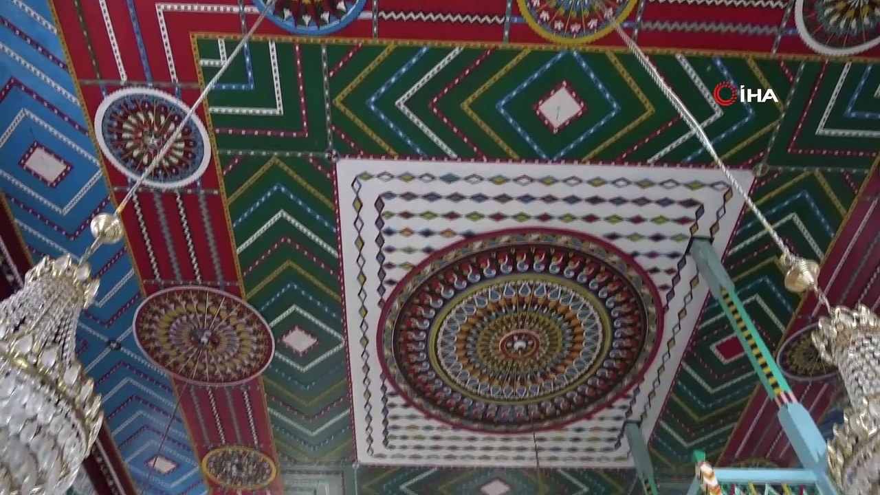 Bu cami ahşap süslemeleri ile dikkat çekiyor