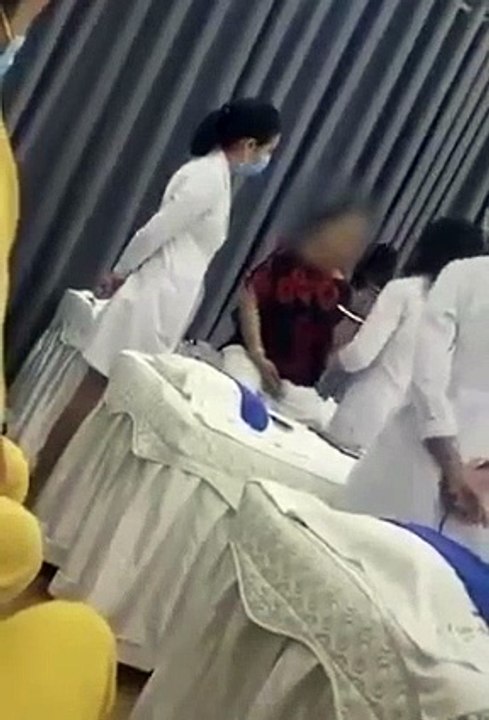 Người phụ nữ trung tuổi tức giận vì kết quả phẫu thuật thẩm mỹ không như mong muốn