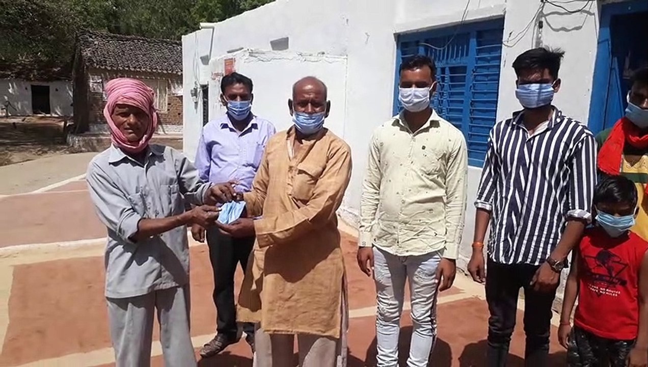 प्रधान पद के प्रत्याशी ने चुनाव चिन्ह किताब के लिए मांगे वोट