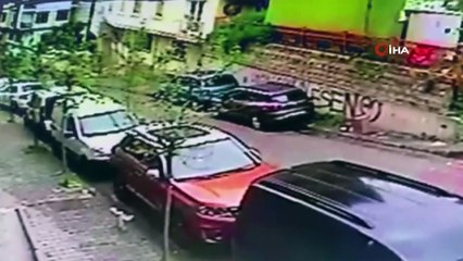 Kağıthane’de feci kaza: Yokuştan kayan tır 4 otomobili böyle biçti