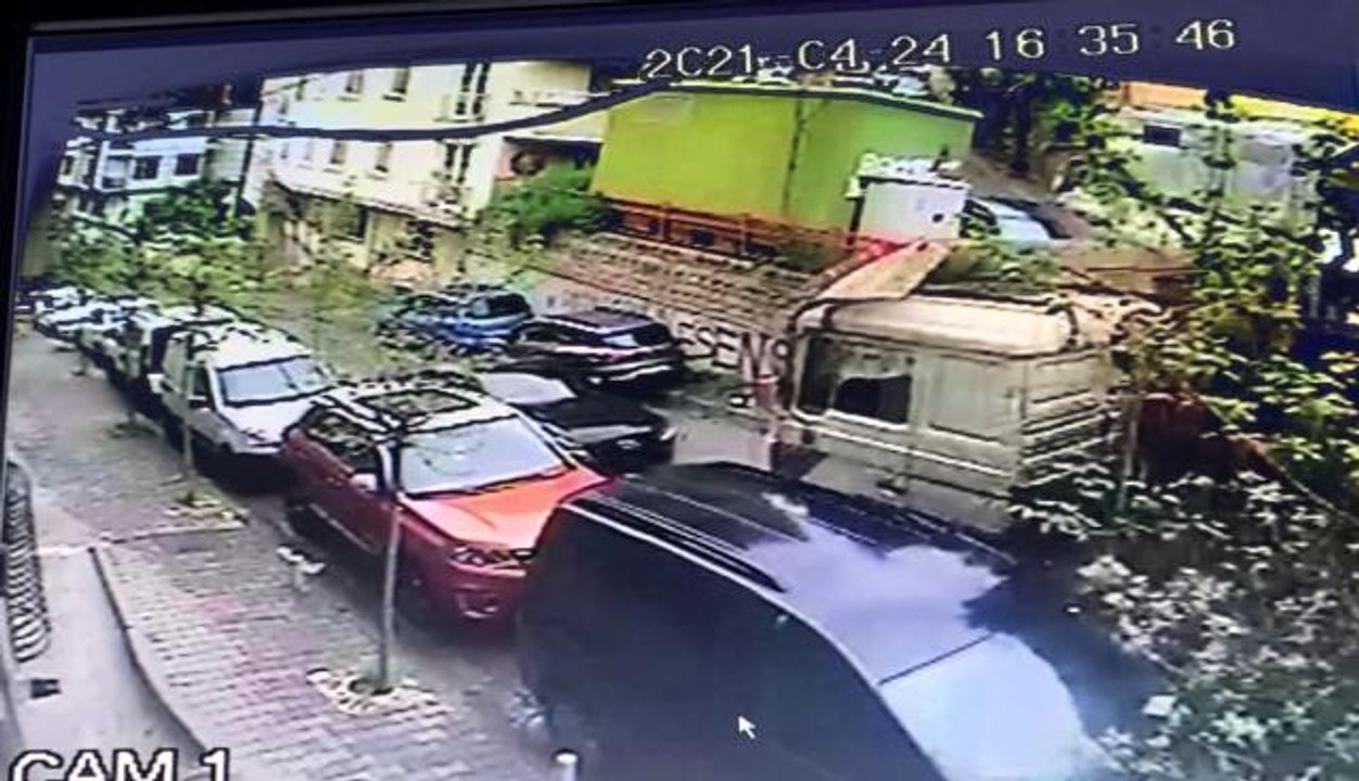 Kağıthane'de yokuşta kayan tır 4 otomobile çarptı