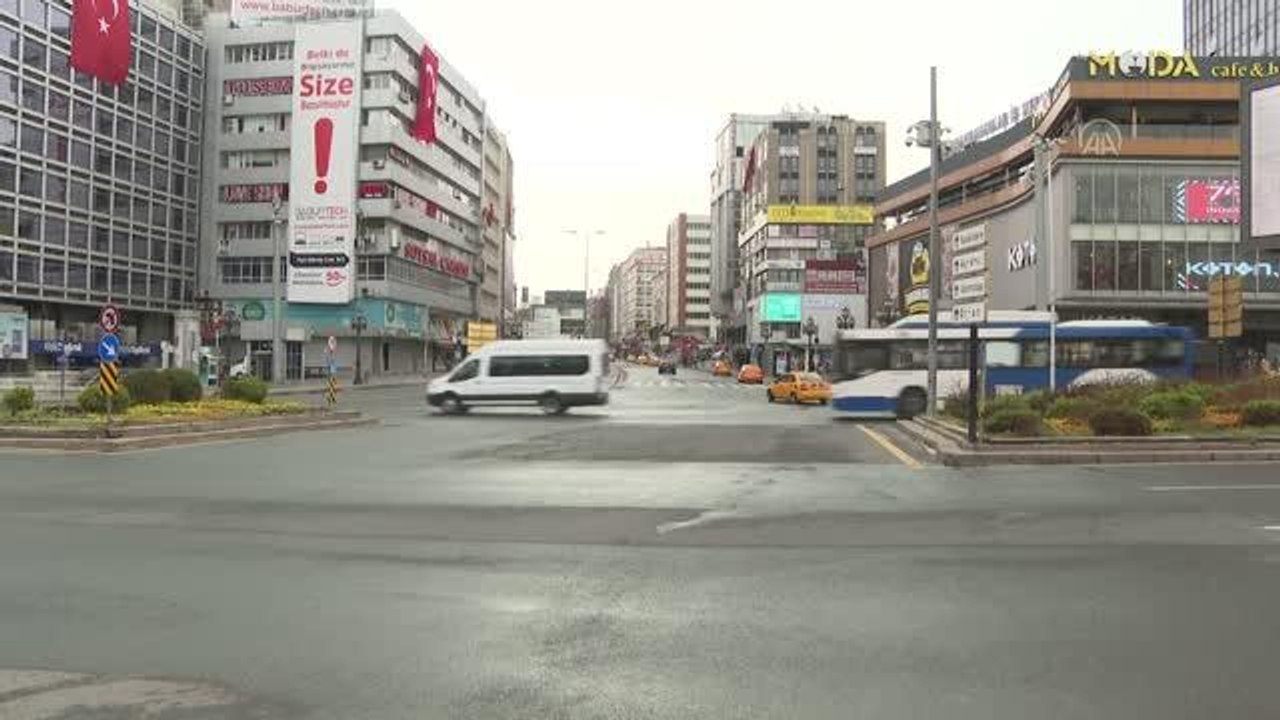 Başkentte sokağa çıkma kısıtlamasına uyuluyor - 15 Temmuz Kızılay Milli İrade Meydanı