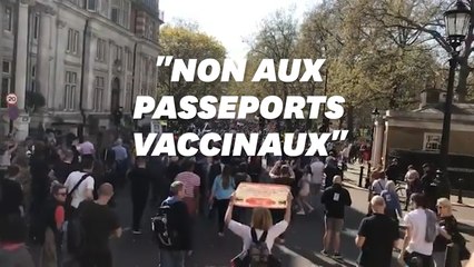 Download Video: À Londres, une manifestation tendue contre le confinement et le passeport vaccinal