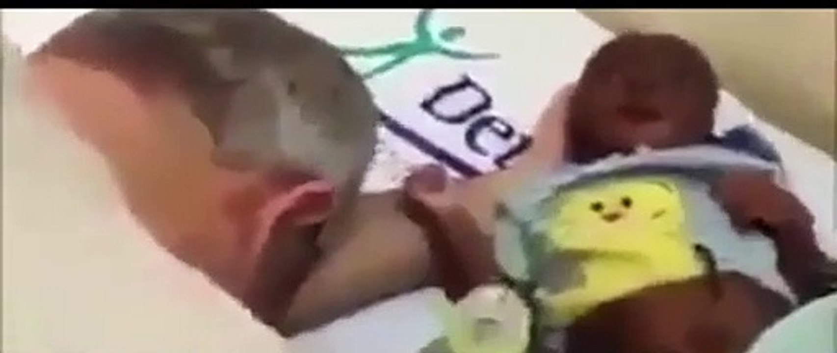 Susuzluktan ölmek üzere olan bebek Türk doktoru duygulandırdı