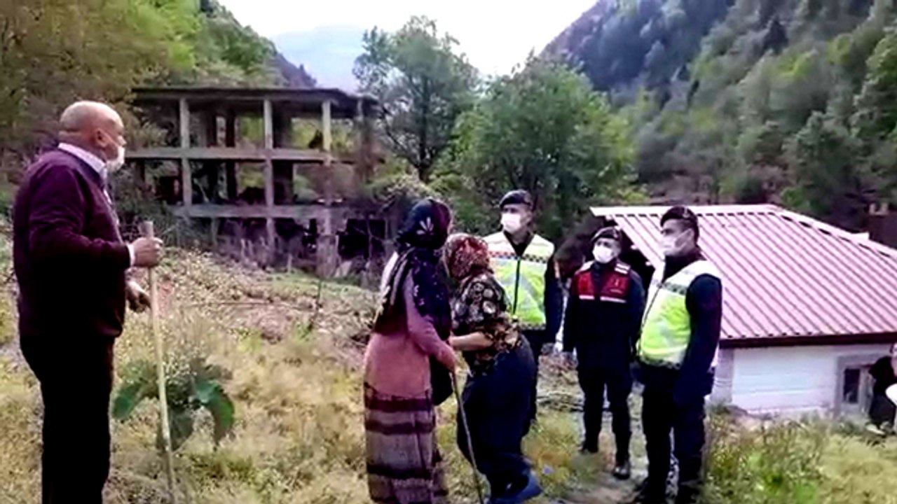 Jandarma, köylüleri ceza yazarak engellemek istedi. Köylüler tepki gösterdi