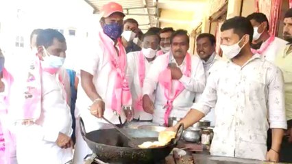 Warangal Municipal Elections : రోడ్డు పక్కన పూరీలు వేస్తున్న మంత్రి.. ఎందుకంటే?