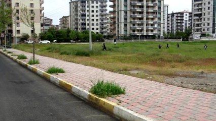 Kısıtlamayı delen gençler siren sesini duyunca böyle kaçtı