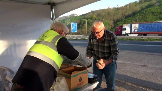 Karadeniz Sahil Yolu'nda iftarda yolda kalanlara sıcak yemek