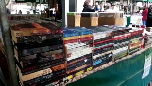 Diversas opções são oferecidas na Feira do Teatro que é realizada todos os domingos