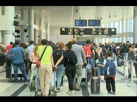 فوضى في مطار بيروت الدولي نتيجة خطأ تقنيّ... كيف امضى المسافرون ليلتهم؟! - راوند أبوخزام