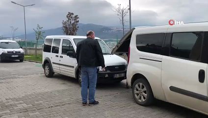 Araçların cam kırarak soyan hırsız yakalandı
